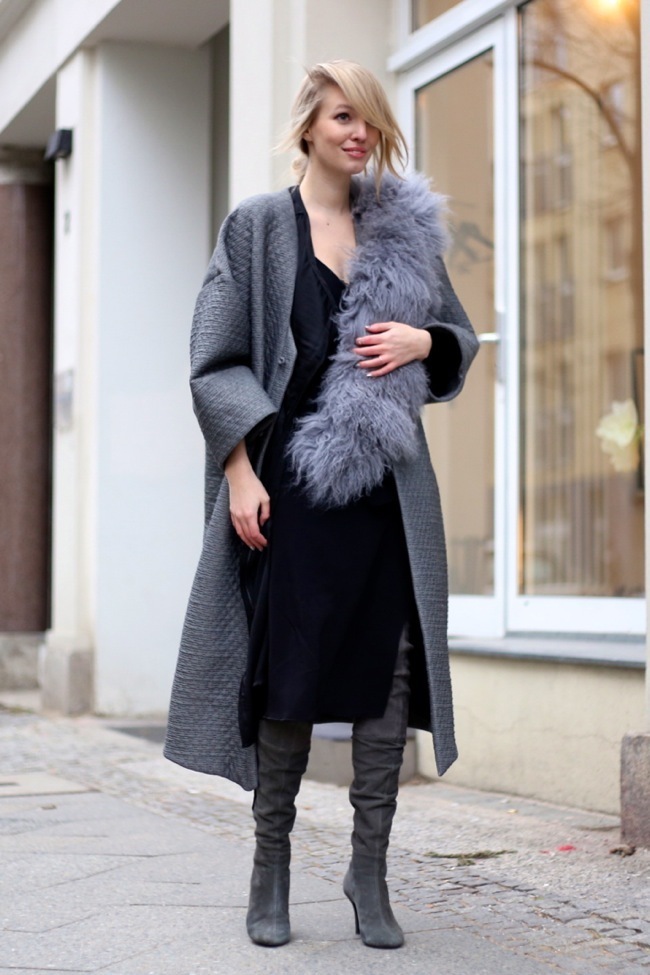 abrigo-gris-vestido-tubo-negro-botas-sobre-la-rodilla-grises-original-14350